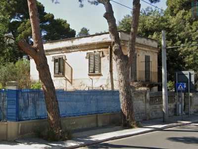 L�edificio neoclassico, a due piani, si trovava al civico 433 della via, nei pressi degli svincoli della tangenziale